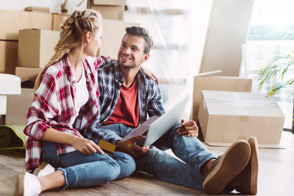 man en vrouw op grond met verhuisdoos