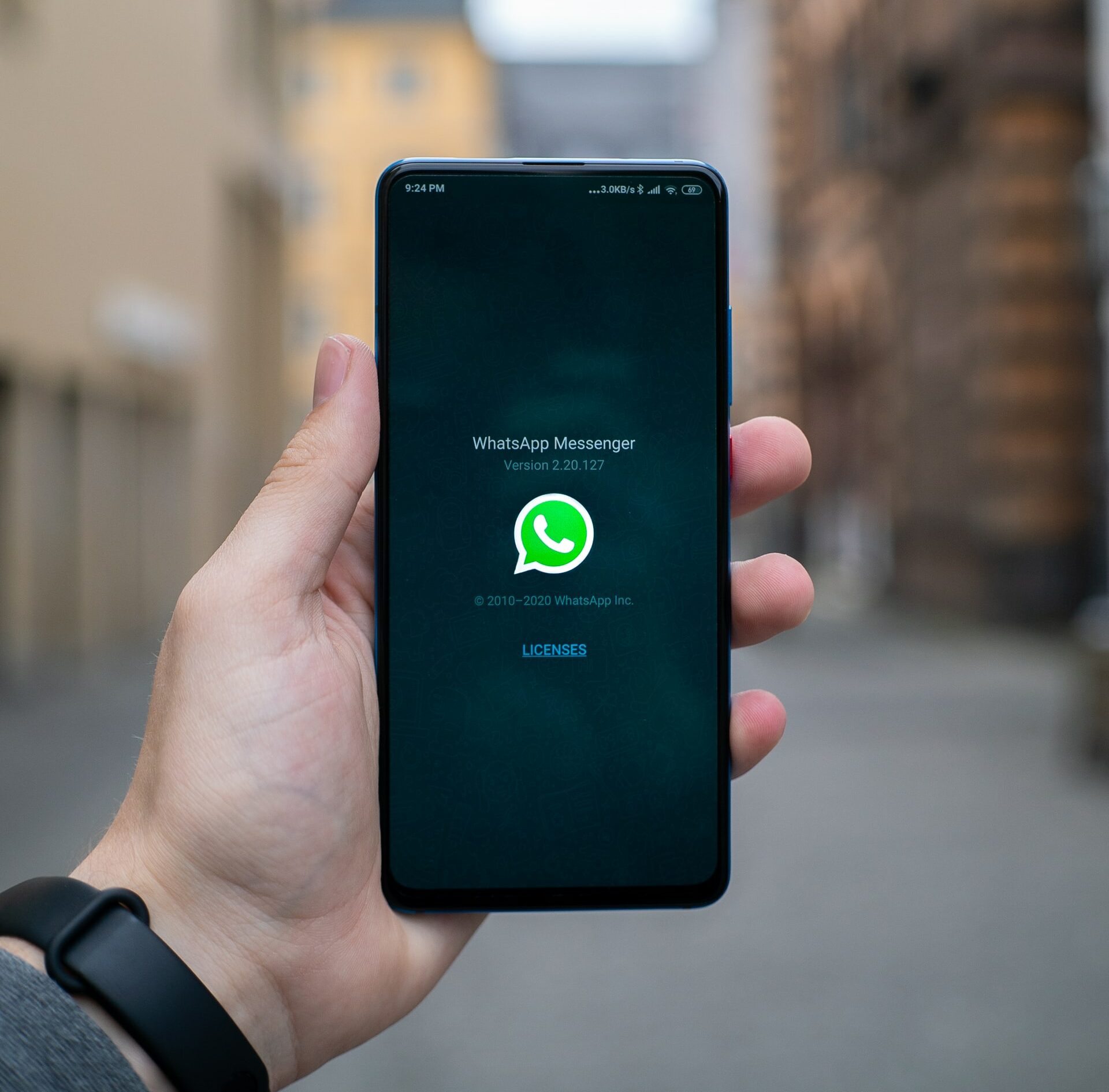 Hand houdt telefoon vast met Whatsapp